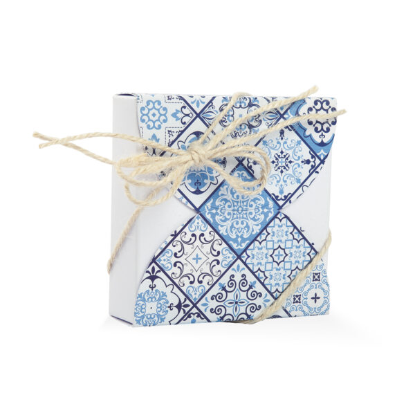 Scatoline-colorate-scatolina-celeste-bianca-azzurra--per-bomboniere-ricorrenza-generica-porta-confetti-pianeta-carta-le-stelle