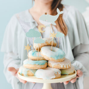 Topper-muffin-balena-cupcake-nascita-topper-personalizzati-decorazioni-feste-compleanno-benvenuto-bambino-bambina-immagini-colori-tema-festoso-elegante-creativo-KPM29_02_S-pianeta-carta-le-stelle