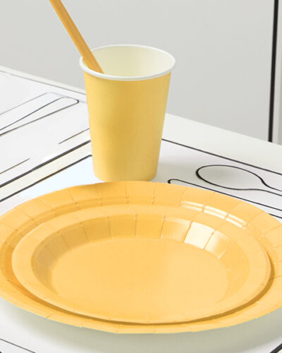 Ecolor-gialli-piatti-piani-Ecolor-piatti-monouso-neri-in-pura-cellulosa-al-100-percento-biodegradabile-e-riciclabile-per-feste-ed-eventi-sostenibili.-Certificati-per-contatto-alimentare-pianetacarta-lestelle