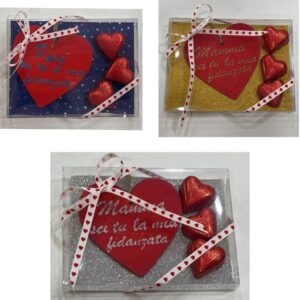 gift-san-valentino-confezione regalo San Valentino - cuore in legno - scritta personalizzata - cioccolatini - sfondo personalizzabile - elegante scatola trasparente - sorprendere - persona speciale - alta qualità - nastro decorativo - regalo personalizzato - regalo unico San Valentino - confezione regalo personalizzata San Valentino - cuori in legno personalizzati - cioccolatini di alta qualità per San Valentino - scatole regalo eleganti per San Valentino - sorprese personalizzate per San Valentino - regali unici per San Valentino - regali di alta qualità per San Valentino-pianetacarta-lestelle