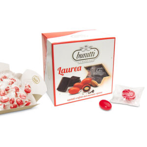 buratti-Tenerezze-Rosse, confetti-buratti, dolcezza, passione, mandorle, cioccolato-al-latte, senza-glutine, irresistibili, scatola-vassoio, morbidezza, dimensione-generosa, igiene, informazioni-complete, trasparenza, frutta-a-guscio, arachidi, conservazione, colore-rosso, coloranti, esperienza-di-gusto-pianeta carta - le stelle - mercatino antignano vomero-tersvas