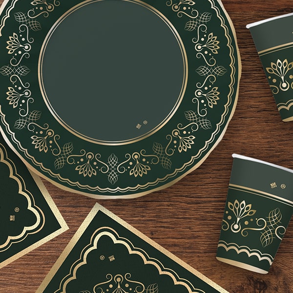Royal-Green-Gold-Articoli-per-la-tavola-Natale-piatti-bicchieri-tovaglioli-decorazioni-per-allestire-la-tavola-con-articoli-da-festa-Natale-Tavola-natalizia-perfetta.-pianetacarta-lestelle-napoli-vomero